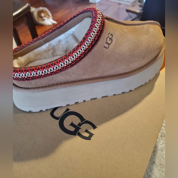 π²π UGG Tazz Slippers Woman's size 9 w/ Stanley Mistletoe Twist Quencher! π²π - Picture 2 of 12